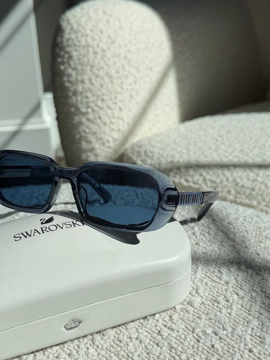 Stunning Swarovski Smoke-Blue Rectangular Sunglasses with baguette crystals ๐๐๐ - Picture 4 of 16